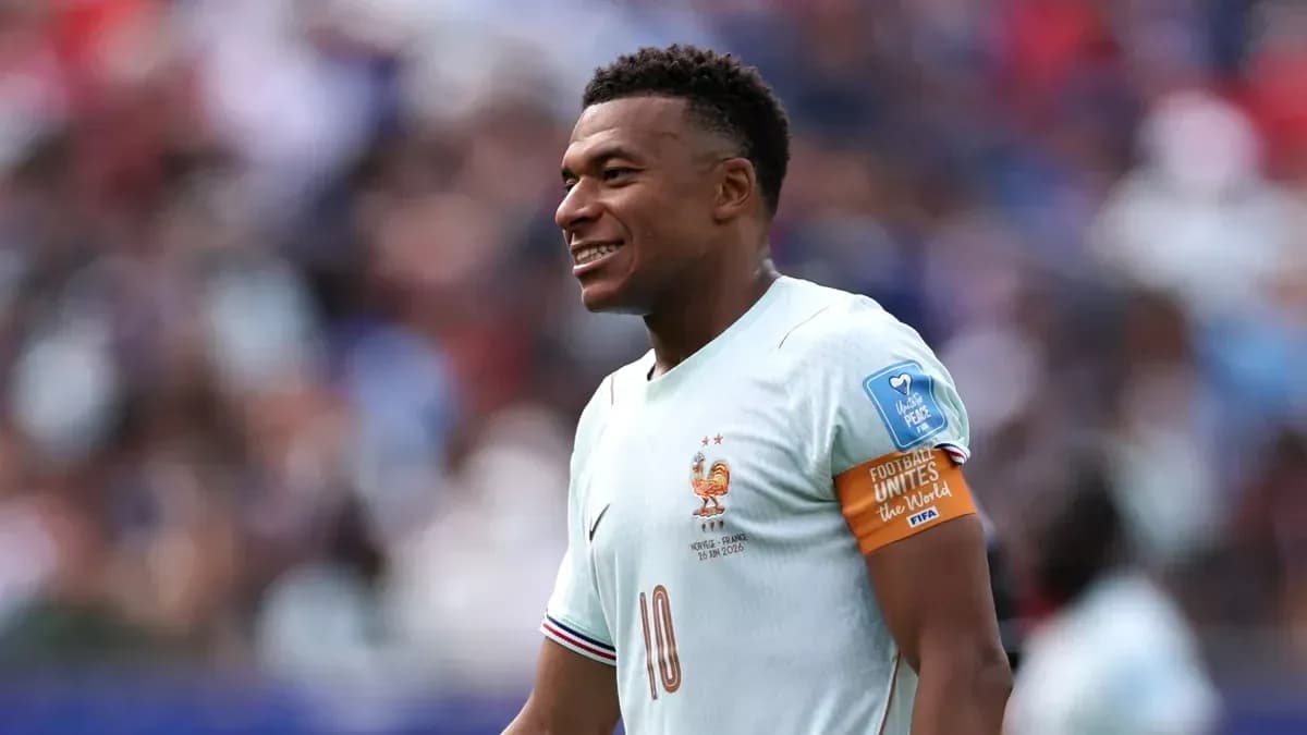 Jugador de Francia con camiseta y banda de capitán