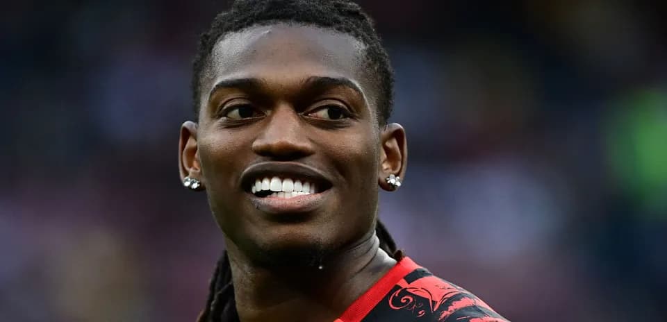 Jugador sonriendo en el campo de fútbol