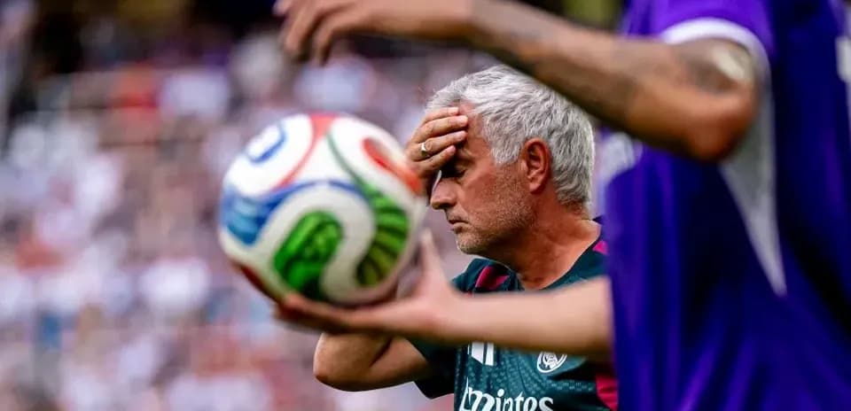 Entrenador con la mano en la frente durante partido