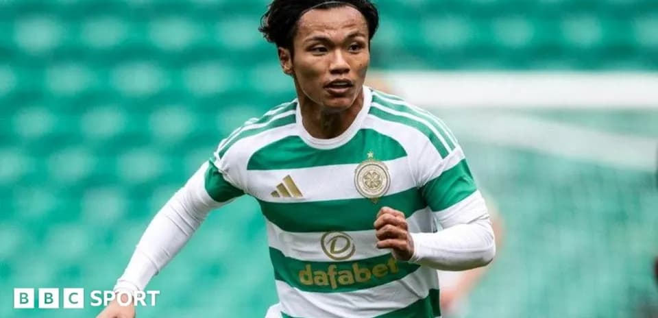 Jugador de Celtic corriendo en el campo de fútbol