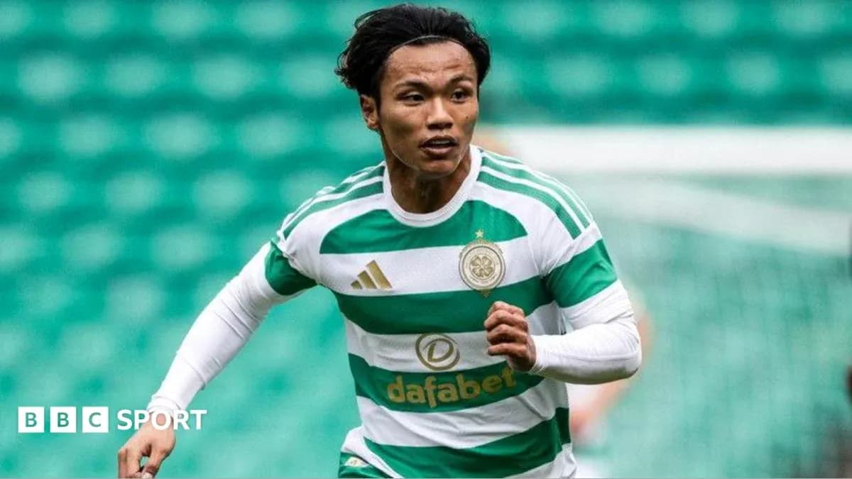 Jugador de Celtic corriendo en el campo de fútbol