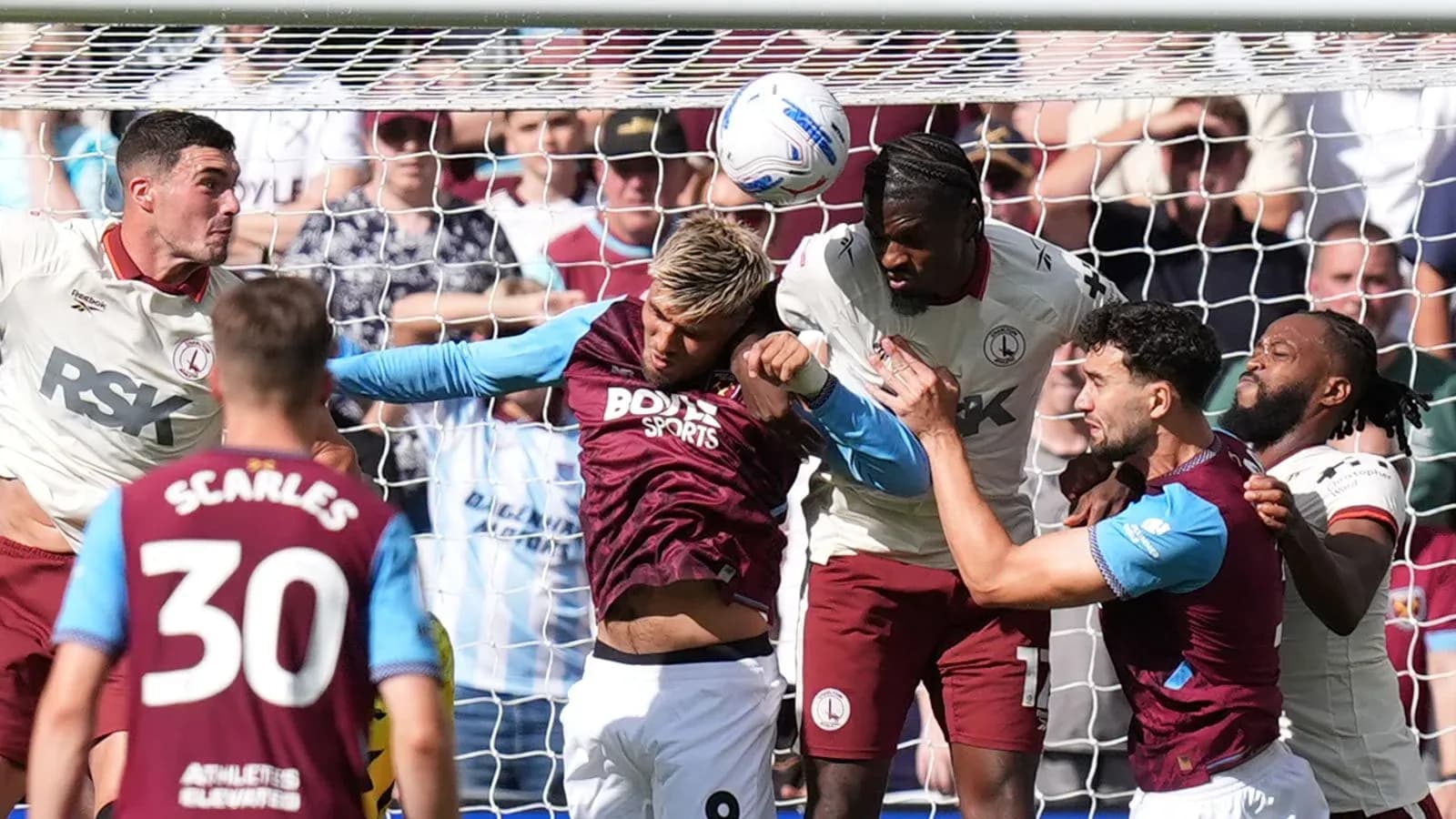Jugadores compitiendo por un balón en el área