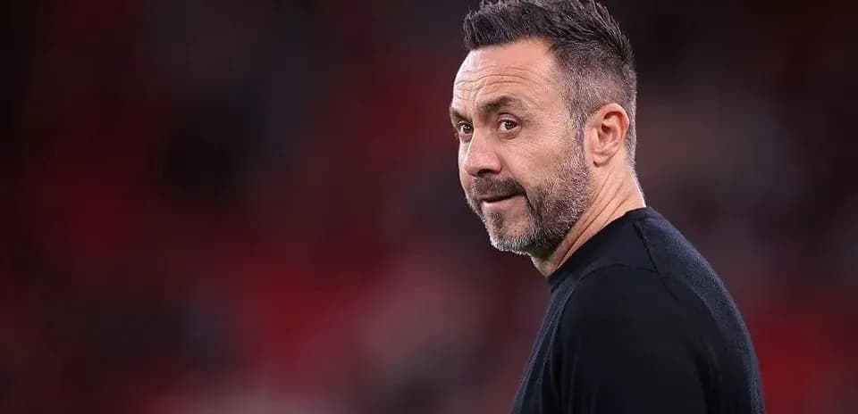 Entrenador mirando hacia la cámara en el campo