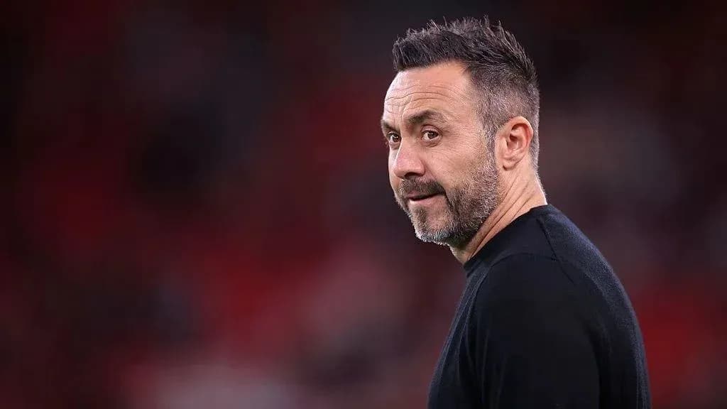 Entrenador mirando hacia la cámara en el campo