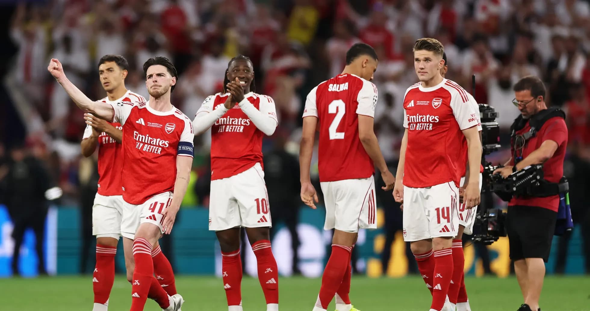 Jugadores del Arsenal en el campo tras el partido