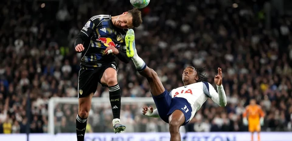 Portero de Leeds y jugador de Tottenham en acción
