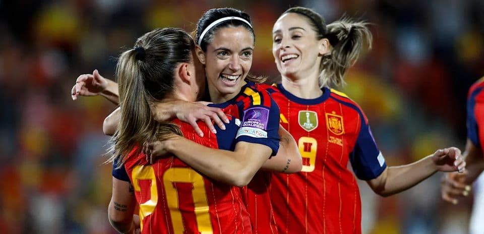 Jugadoras de España celebrando un gol durante el partido