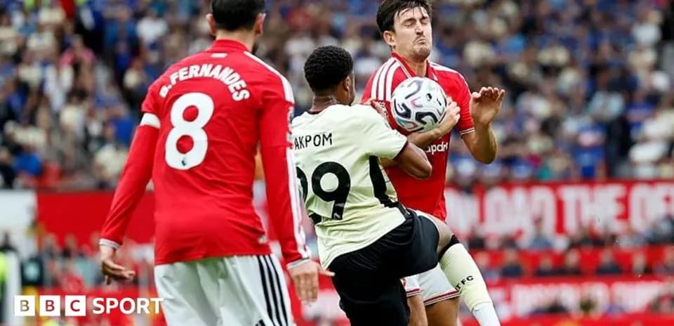 Jugador chutando el balón entre defensores en partido