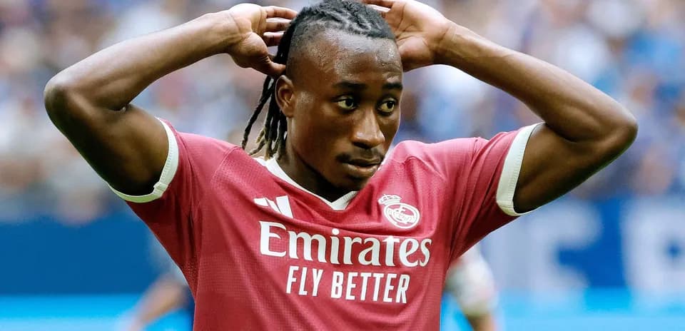 Jugador de fútbol con camiseta de Real Madrid en acción