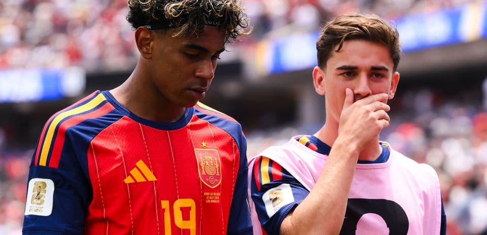 Jugadores de España en el banquillo durante partido