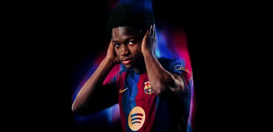 Jugador de Barcelona con camiseta, cubriendo oídos