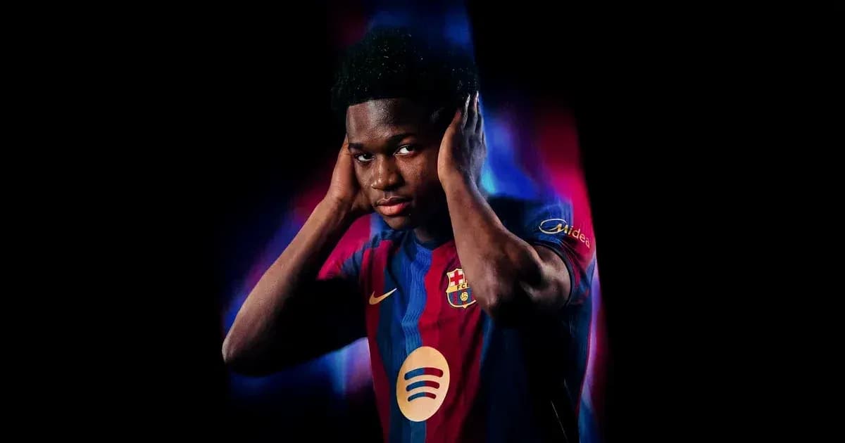 Jugador de Barcelona con camiseta, cubriendo oídos