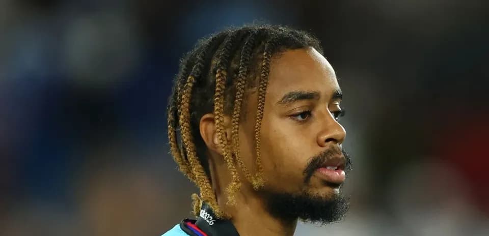 Jugador con trenzas en el campo de fútbol
