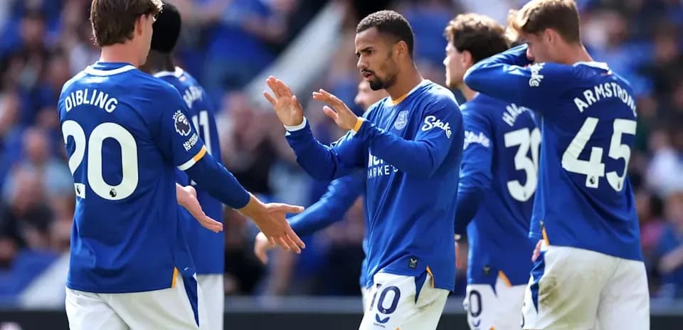 Jugadores de Everton celebrando en el campo