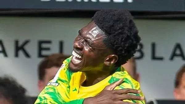 Jugador celebrando un gol con su equipo