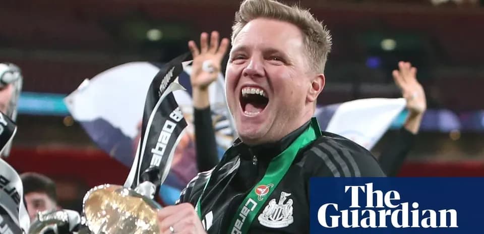 Entrenador de Newcastle levantando trofeo en celebración