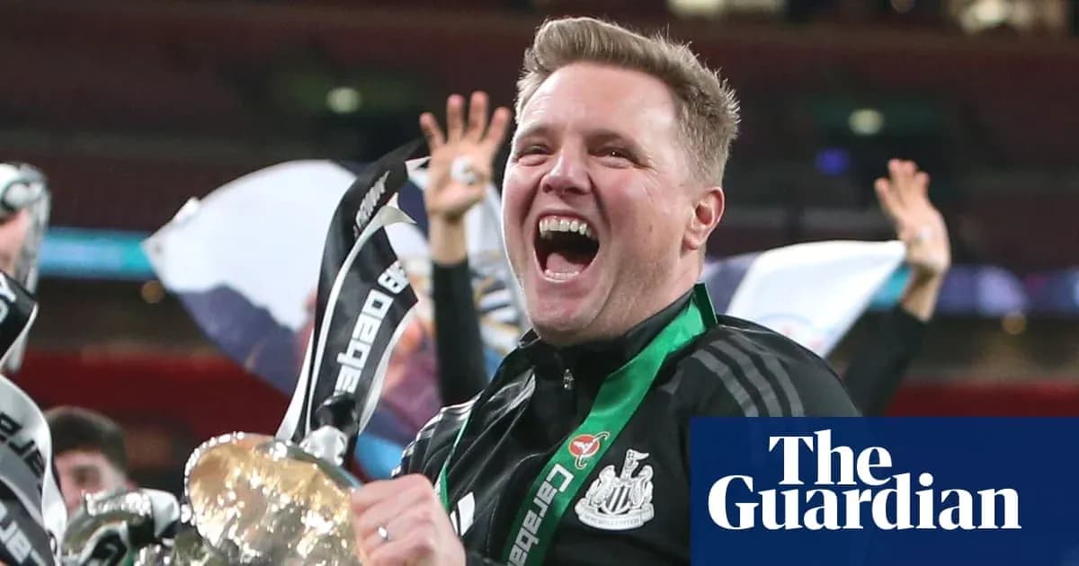 Entrenador de Newcastle levantando trofeo en celebración