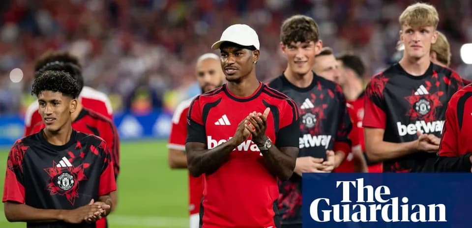 Jugadores de Manchester United en el campo tras partido