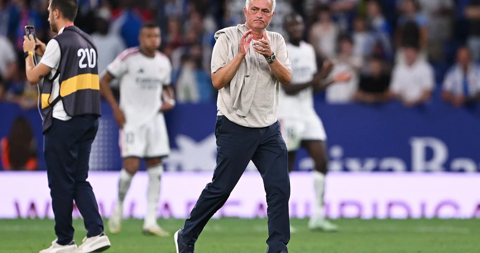 Entrenador aplaudiendo durante un partido de fútbol