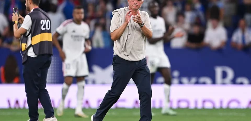 Entrenador aplaudiendo durante un partido de fútbol