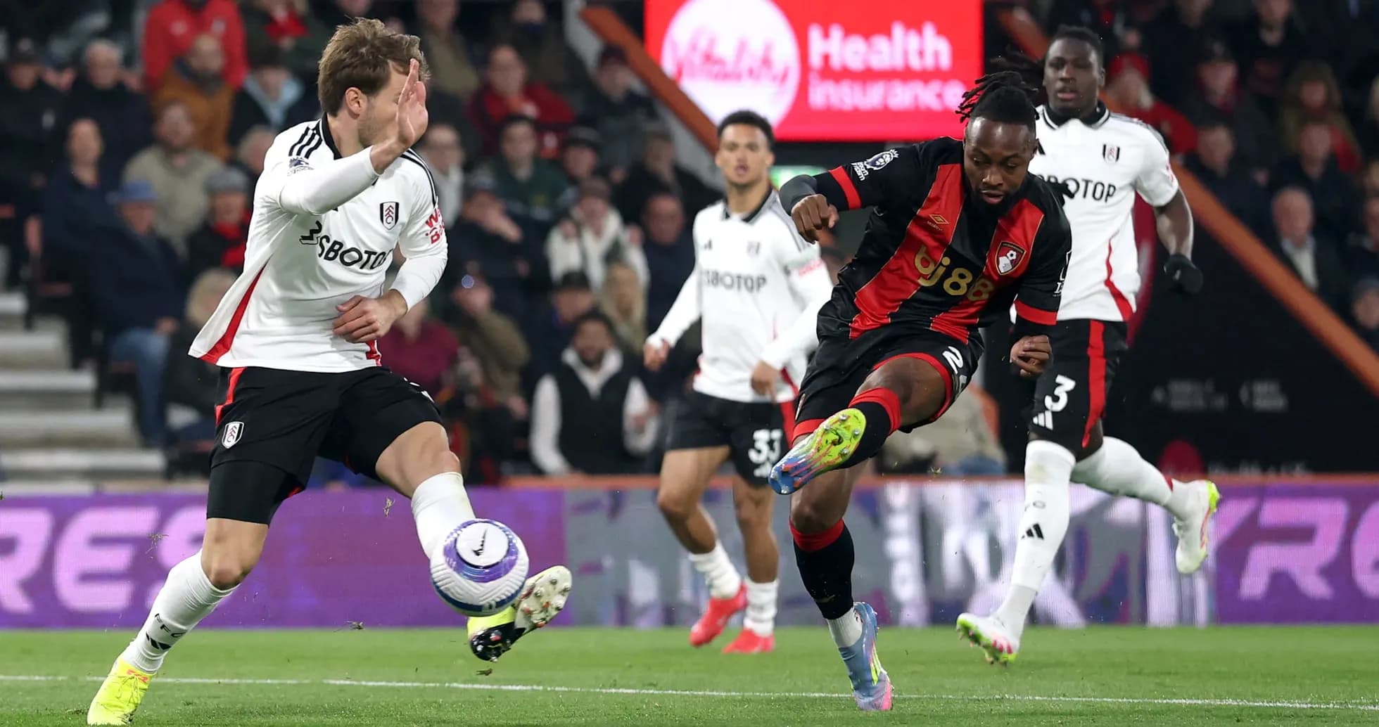 Un jugador de Fulham intenta detener a Bournemouth