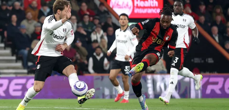 Un jugador de Fulham intenta detener a Bournemouth
