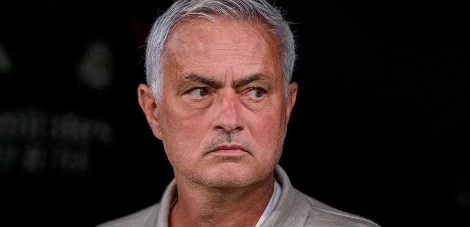 Entrenador observando desde el banquillo del partido