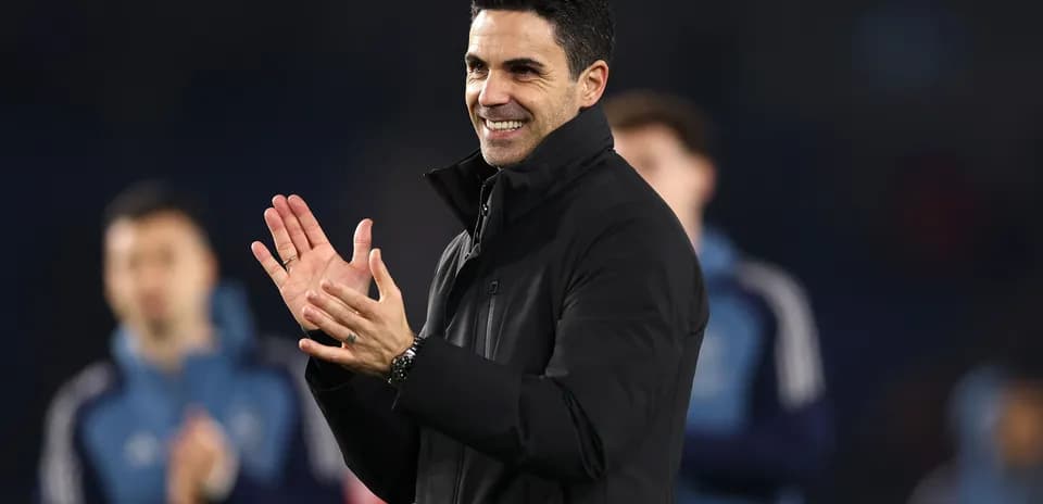 Entrenador aplaudiendo durante un evento deportivo