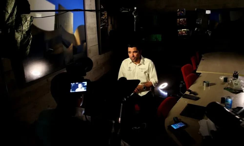 Entrevista a un hombre en un entorno iluminado