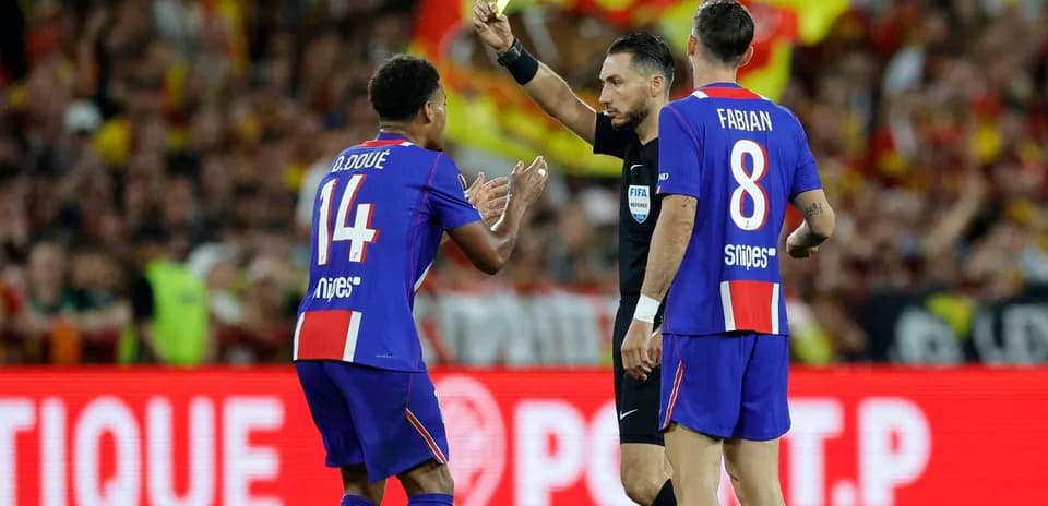 Jugador recibiendo tarjeta amarilla del árbitro