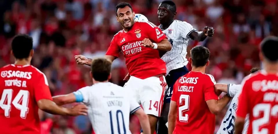 Acción de juego entre Aarhus y Benfica