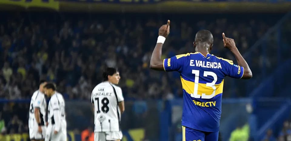 E. Valencia celebrando un gol en La Bombonera