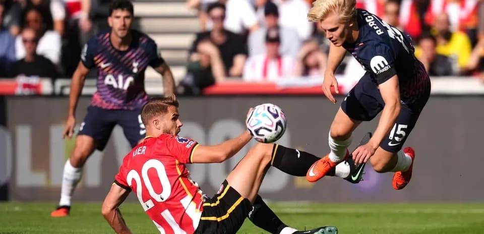 Jugador de Southampton cae mientras disputa el balón