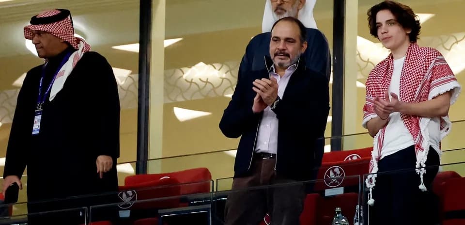 Grupo de personas aplaudiendo en un estadio