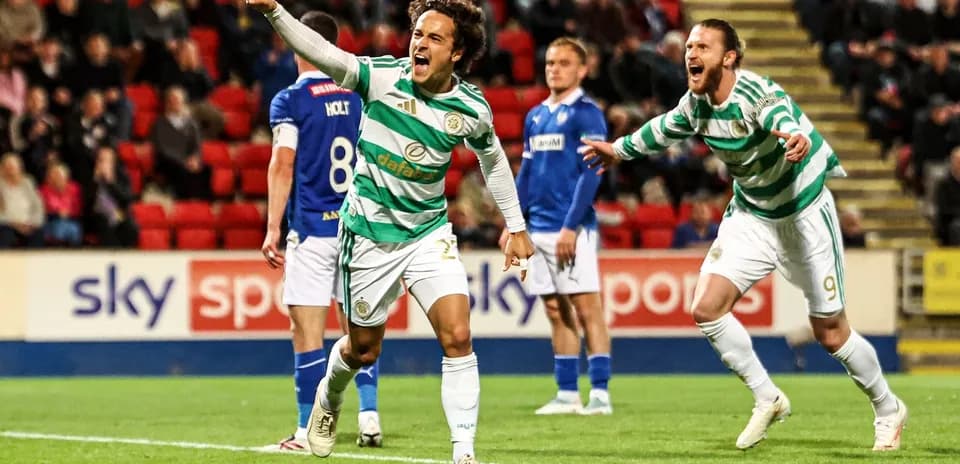 Jugador de Celtic celebra un gol en el partido