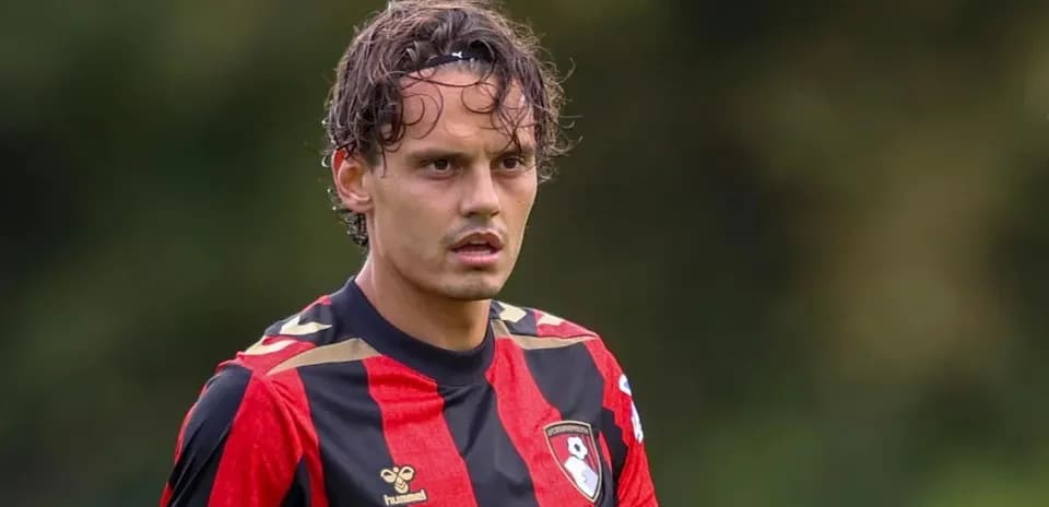 Jugador de fútbol con camiseta de Bournemouth en el campo
