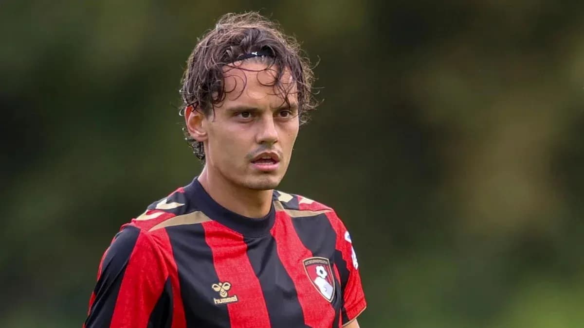 Jugador de fútbol con camiseta de Bournemouth en el campo