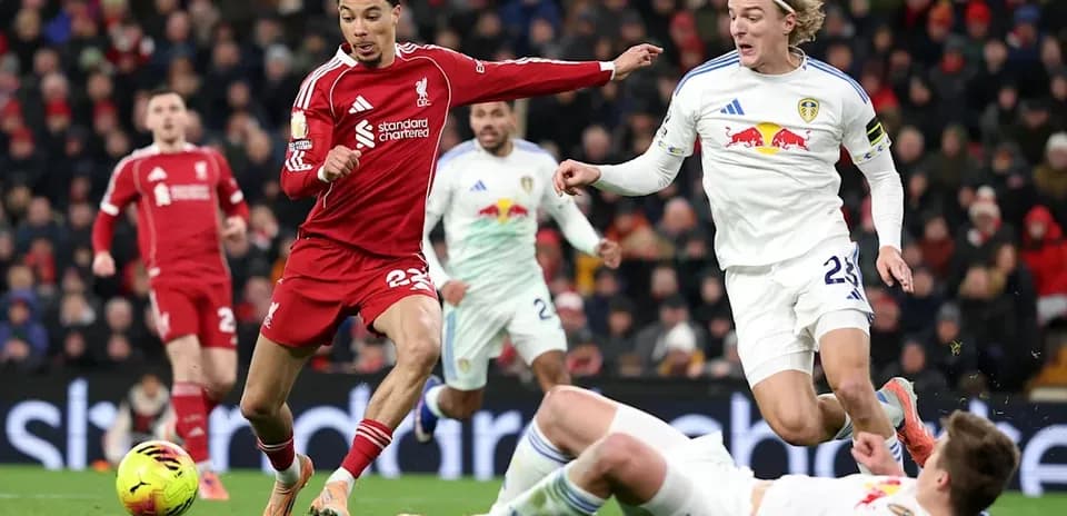 Jugadores de Liverpool y Leeds compitiendo por el balón