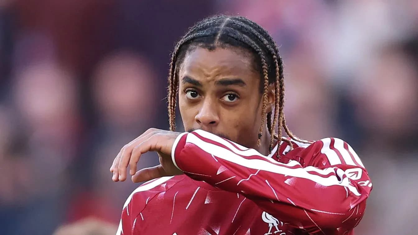 Jugador de Liverpool con camiseta roja en el campo