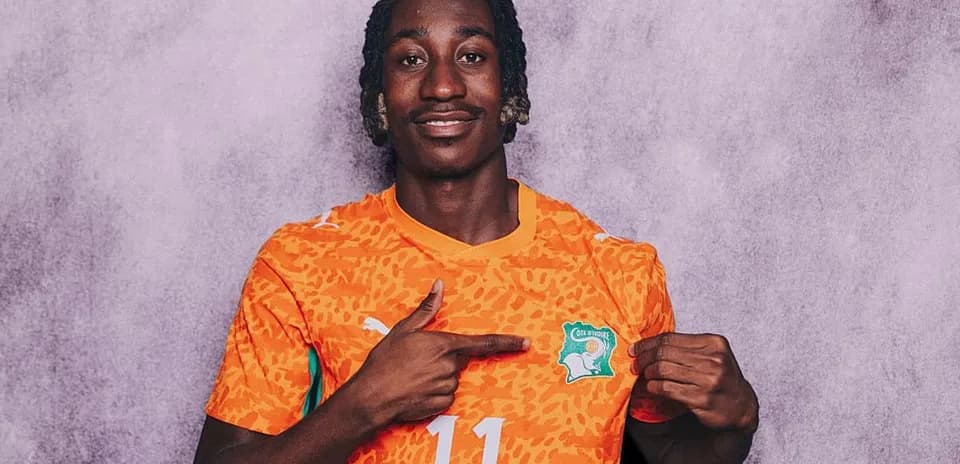 Jugador de fútbol con camiseta de Côte d'Ivoire