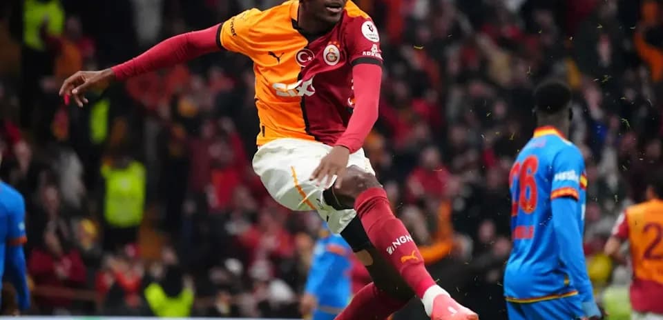 Jugador de Galatasaray celebrando un gol en el estadio