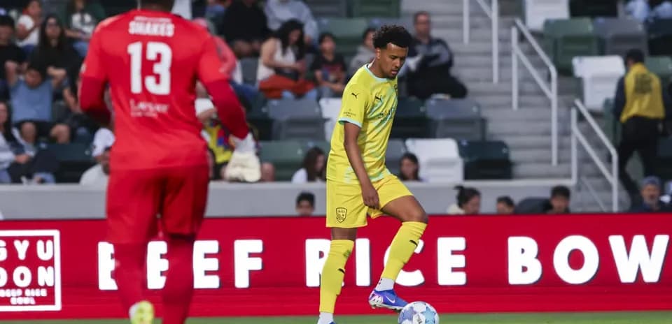 Jugador de New Mexico United con el balón