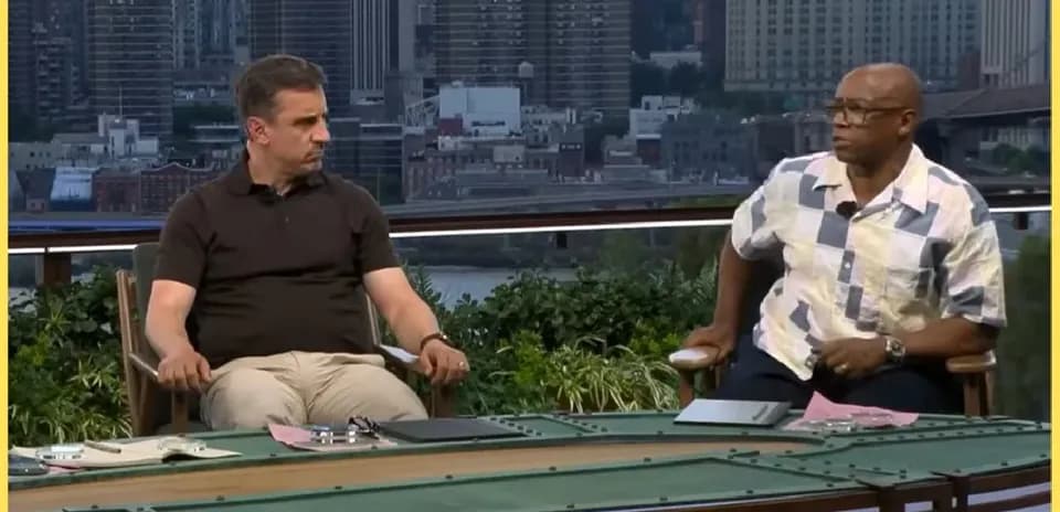 Dos comentaristas discutiendo en un set al aire libre