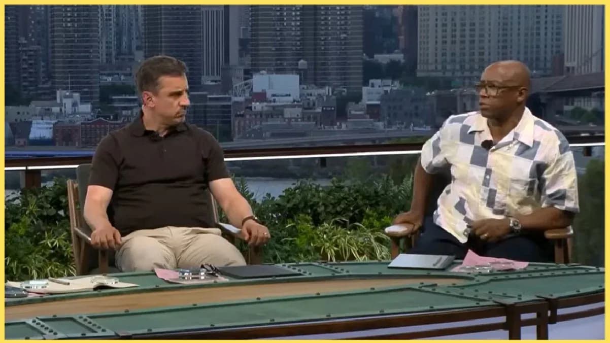 Dos comentaristas discutiendo en un set al aire libre