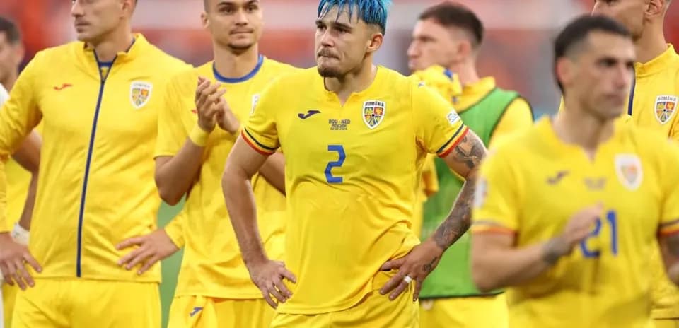 Jugadores de Rumanía en uniforme amarillo tras el partido