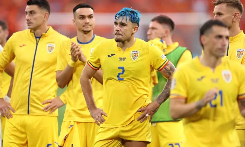 Jugadores de Rumanía en uniforme amarillo tras el partido