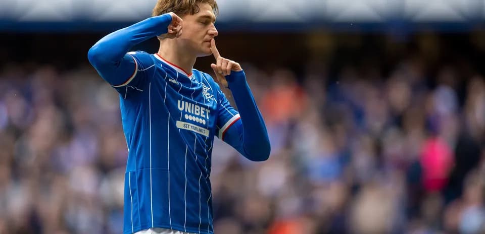 Jugador del Rangers haciendo gesto de silencio tras gol