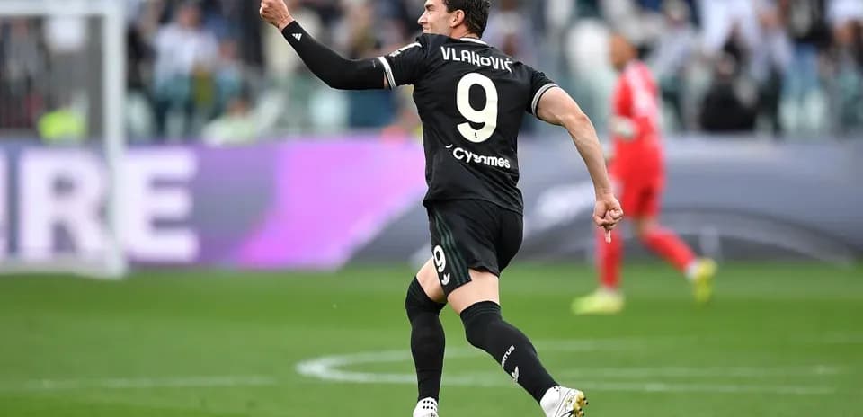 Vlahović celebrando un gol en el partido