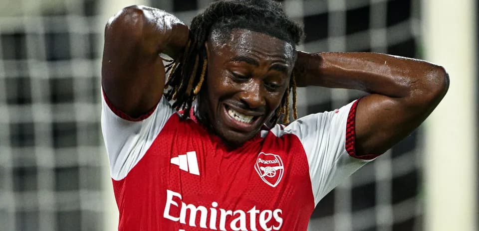 Jugador de Arsenal con manos en la cabeza