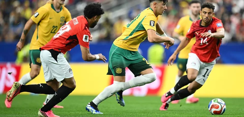 Jugadores compitiendo en el partido Australia vs Egipto